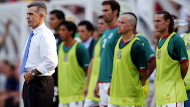 Javier Aguirre dirigiendo a la Selección Mexicana en Corea-Japón 2002. MEXSPORT   