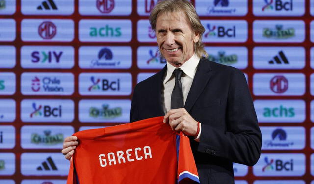  Ricardo Gareca debutará oficialmente como técnico de Chile frente a Perú en la Copa América 2024. Foto: AFP    