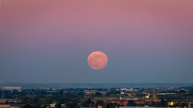 Para ver a la luna de fresa no necesitas usar ningún instrumento especial. Foto: Ivan Morato photography   