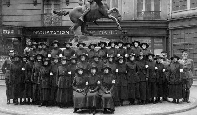  La primera unidad de operadoras llegó a Francia en marzo de 1918. Grace D. Banker está sentada en el centro de la primera fila. Foto: Archivo   