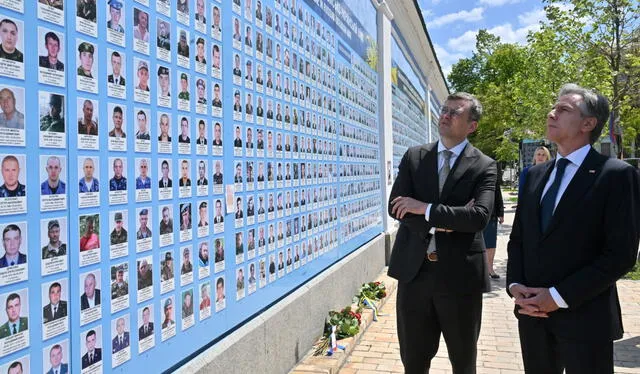 El secretario de Estado de EEUU, Antony John Blinken, y el canciller ucraniano Dmytro Kuleba, en el Muro de los Defensores Caídos en Kiev. Foto: AFP   