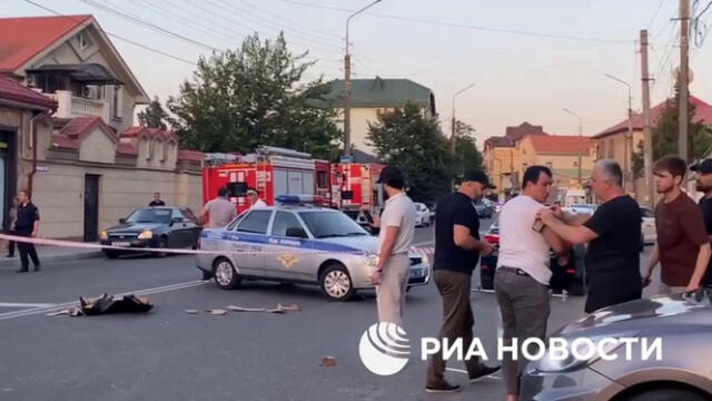 Zona acordonada por la Policía tras los ataques mortales contra iglesias y una sinagoga en la región rusa de Daguestán, en el Cáucaso Norte. Foto: AFP RIA NOVOSTI / AFP   