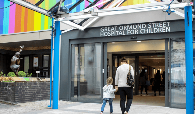  La operación del primer dispositivo mundial para controlar la epilepsia se llevó a cabo en el Hospital Great Ormond Street. Foto: London Neonatal Network    