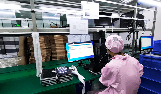 En la fábrica de la empresa de Nestor Quispez-Asin se fabrica y prueba la calidad de las tablets. Foto: Francisco Claros/La República   