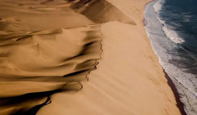  Las aguas del Atlántico se encuentran con las arenas de Namib. Foto: 20 Minutos   