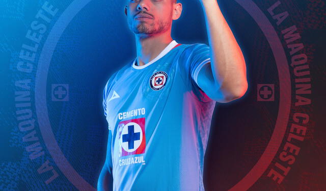 Giorgos Giakumakis con el nuevo uniforme de Cruz Azul. Foto: X/@prima_oficial   