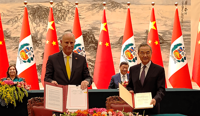 Perú y China firmaron acuerdos bilateras para fortalecer su relación en materia económica, de medios de comunicaicón y más. Foto: Francisco Claros/La República   