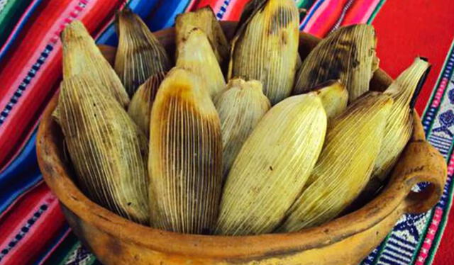 Humitas. Su elaboración salada incluye queso y sal, mientras que la dulce es con pasas, anís, canela, molida y azúcar. Foto: Andina   