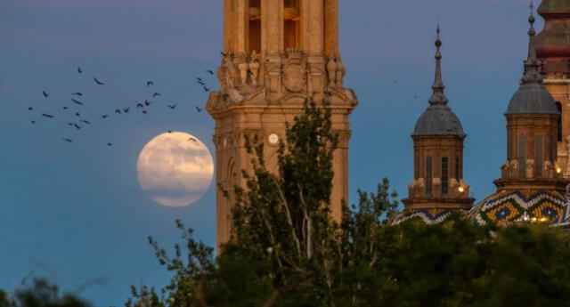 La luna de ciervo vista desde Zaragoza, España. Foto: EFE   