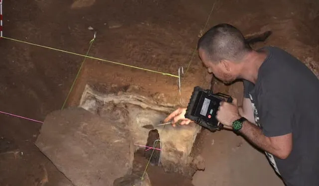 Arqueólogo Joe Crouch excavando en la cueva Cloggs en 2019. Foto: Bruno David   