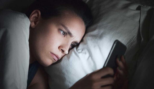 Usar el celular antes de dormir es una práctica que afecta la salud. Foto: Selecciones   