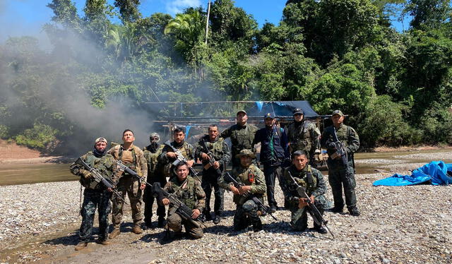  El personal del Batallón de Infantería de Marina de la Amazonia # 2 y la Capitanía de Puerto de Pucallpa, se hicieron cargo de la destrucción de las dragas.  