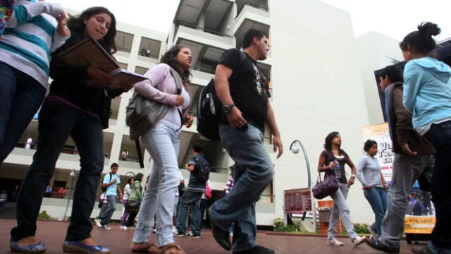  Miles de jóvenes peruanos escogen estudiar una carrera profesional. Foto: Andina    