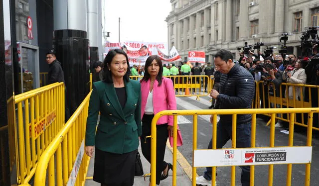Keiko Fujimori y Giuliana Loza, al salir de audiencia de juicio público   