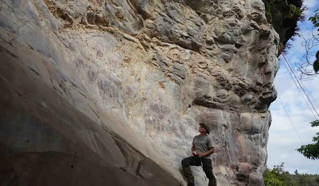 El arqueólogo José Miguel Pérez-Gómez en uno de los sitios donde se ha hallado arte rupestre. Foto: Proyecto Arqueológico Canaima 