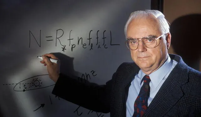 Frank Drake posa delante de una pizarra con su ecuación del mismo nombre, que estima el número de civilizaciones alienígenas detectables en la Vía Láctea. Foto: SETI Institute   