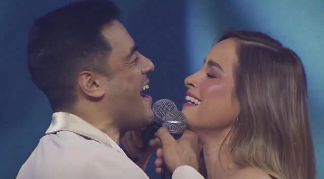 Cynthia Rodríguez acompaño a su esposo Carlos Rivera en el escenario de la emblemática Arena CDMX interpretando 'Si no estás conmigo'. Foto: X disneyplusla   