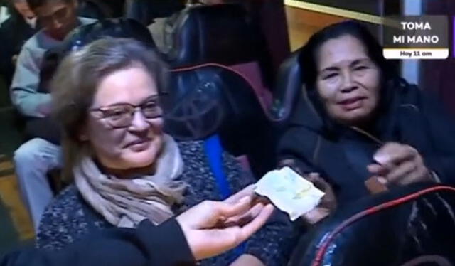  Pasajeros reciben dinero tras donativos de usuarios. Foto: Latina   