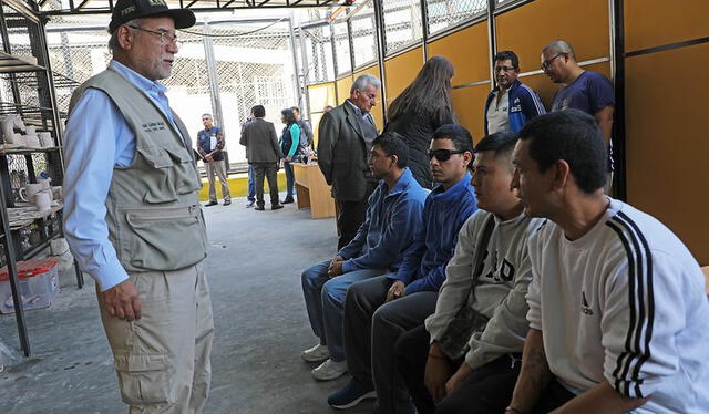  Presidente del INPE, Javier Llaque, con los alumnos invidentes.    