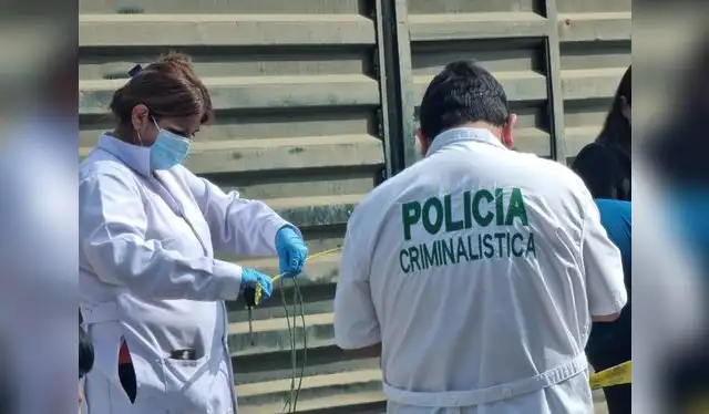 Los peritos de criminalística realizaron las pesquisas correspondientes para el levantamiento del cadáver. Foto: LR/Miguel Calderon   