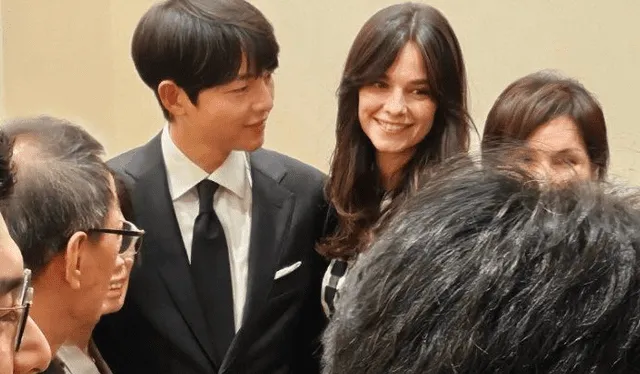  Song Joong Ki y Katy Louise Saunders en la boda de la hermana del actor. Foto: difusión   