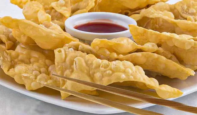 Los deliciones wantanes fritos son un buen acompañante del arroz chaufa. Foto: comidasperú   