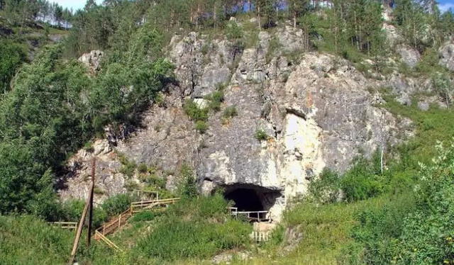 Una vista exterior de la cueva de Denisova, en Siberia, Rusia. Foto: Wikimedia Commons   