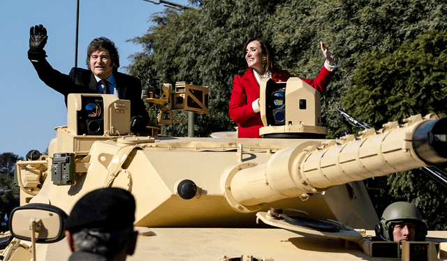 Milei y Villarruel posan sobre tanque de guerra. Fuente: AFP   