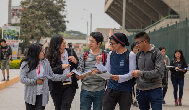  Existen críticas respecto al otorgamiento del grado profesional de manera automática. Foto: Andina   