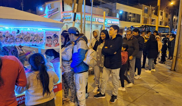  Clientes hacen cola en uno de los carritos de venta de Delifresas. Foto: cortesía de Delifresas.   