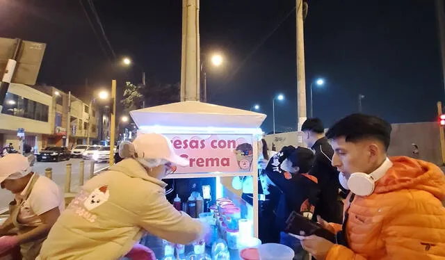  Lesly Martínez atendiendo en su emprendimiento Delifresas: Foto: cortesía de Delifresas.   