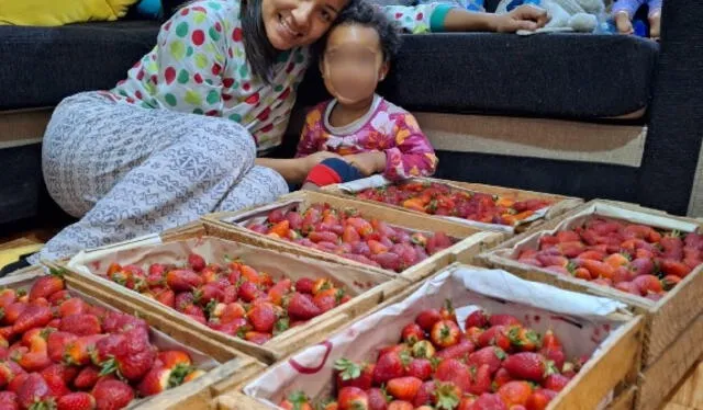  Lesly Martínez junto a su bebé con uno de los productos principales de su negocio. Foto: cortesía Delifresas.   