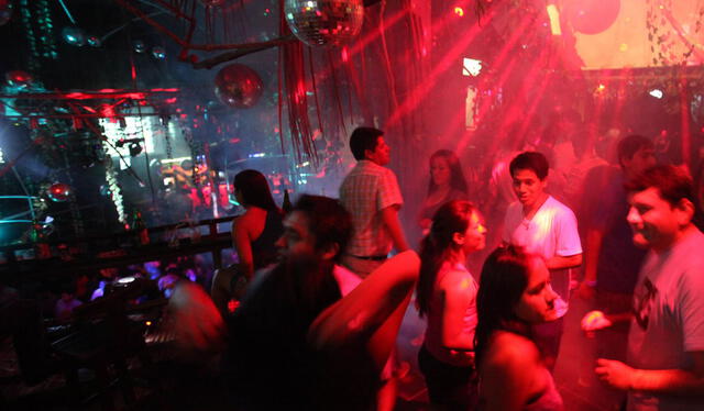  Miraflores cuenta con bares, discotecas y una variada oferta gastronómica para disfrutar de una velada entre amigos. Foto referencial: Andina.   