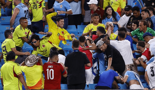  La pelea entre hinchada y jugadores en el Uruguay vs. Colombia fue de los hechos más memorables en la semifinal. Foto: Sporting News   