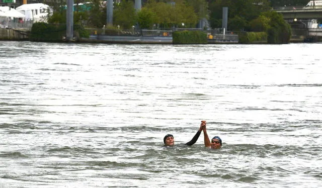 En febrero, el presidente francés, Emmanuel Macron, también prometió bañarse en el río Sena. Foto: @AOC1978/Twitter   