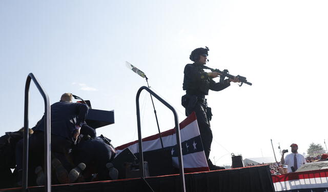 Trump levantó los puños mientras lo escoltaban fuera del escenario. Foto: AFP