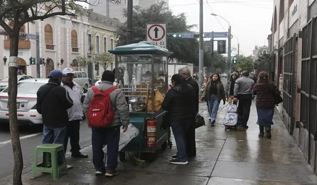 Muchos vendedores de estas bebidas ya tienen clientes conocidos y se han adecuado a la zona en donde trabajan. Foto: Marco Cotrina / LR   