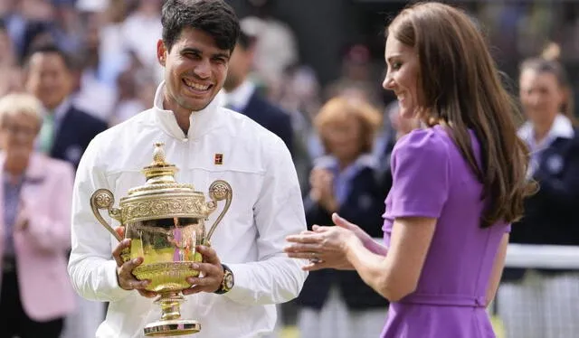 Kate le entrego el premio al bicampeón Carlos Alcazar. Foto: Mathrubhumi 