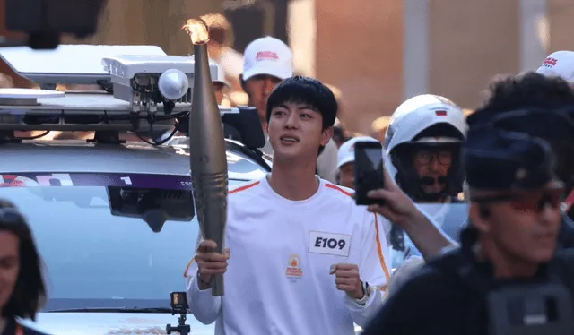 Jin con la antorcha en los Juegos Olímpicos de París 2024. Foto: X/difusión   