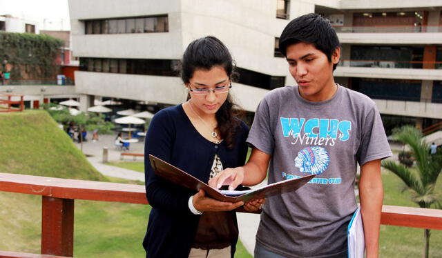  Según la Inteligencia Artificial, las tres carreras con menores oportunidades de empleo son antropología, filosofía y bellas artes. Foto: Andina.   