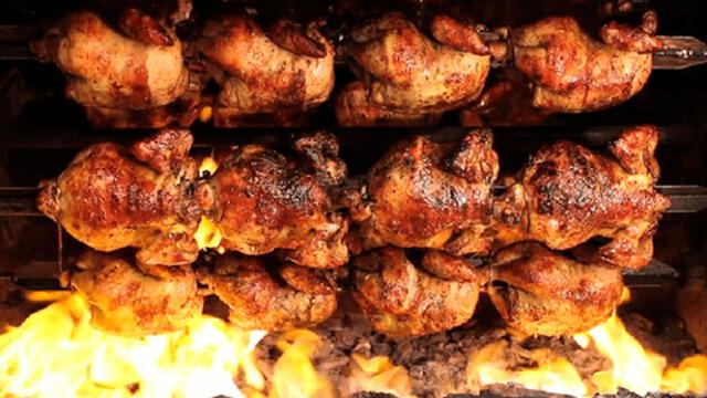 Cada tercer domingo de julio se celebra el Día del Pollo a la Brasa. Foto: Andina.    