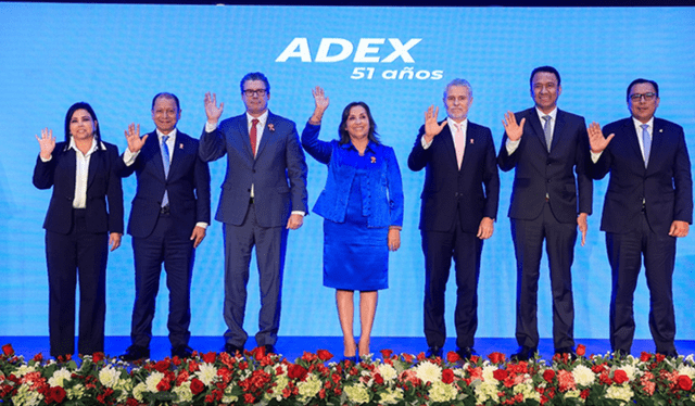 Dina Boluarte en compañía de algunos integrantes de su Gabinete.   