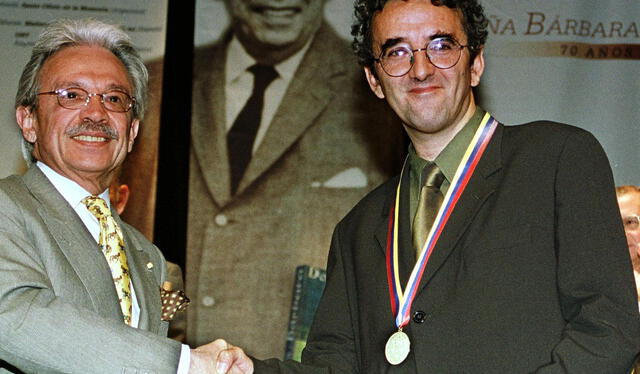  Bolaño recibiendo el Rómulo Gallegos en 1998.    