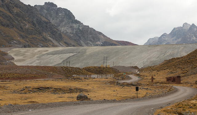 Los pasivos mineros —relaves y restos abandonados— están a un lado de la Carretera Central y cerca del río Rímac. Foto: Red Muqui   