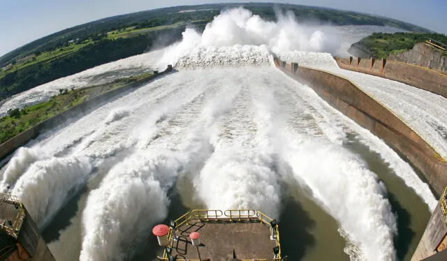 El embalse de Itaipú abarca un área de 1.400 km² y contiene 29 millones de m³ de agua. Foto: Periódico de la energía   