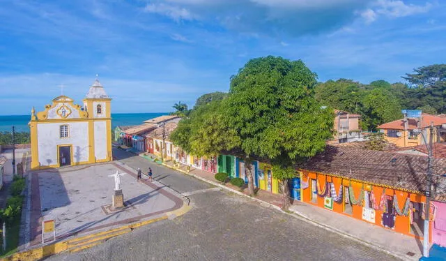 Arraial d'Ajuda cuenta con una rica arquitectura colonial, incluyendo la histórica iglesia Nossa Senhora d'Ajuda, una de las más antiguas de Brasil. Foto: Tudo Viagem   