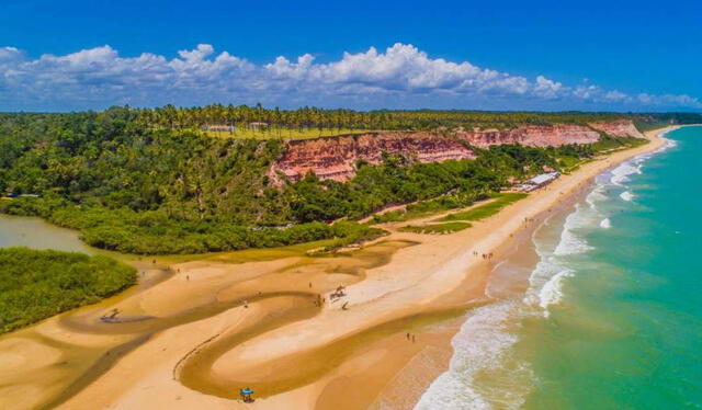 Arraial d'Ajuda es conocida por su atmósfera serena, que contrasta con la bulliciosa vecina Porto Seguro. Este entorno tranquilo es ideal para quienes buscan un refugio pacífico para descansar y recargar energías. Foto: iBahia   