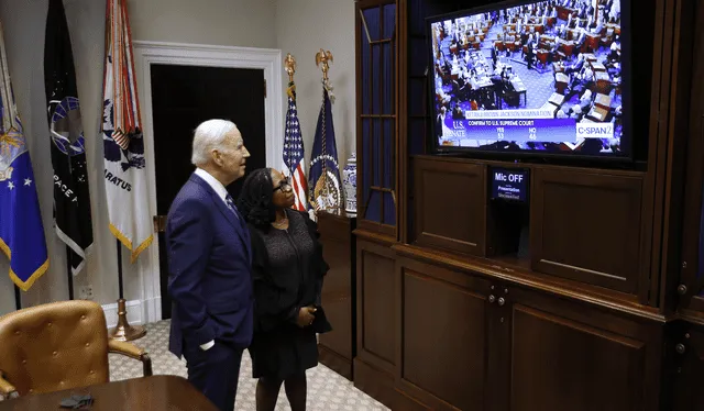  Joe Biden nombró a Ketanji Brown Jackson como jueza en la Corte Suprema. Foto: Newsweek   