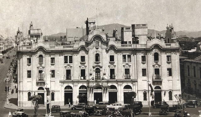  El Gran Hotel Bolívar, en la plaza San Martín, y a la izquierda se puede observar uno de los postes. Foto: Lima Antigua   