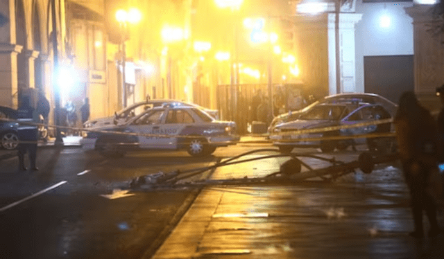  Poste caído en la plaza San Martín, el pasado viernes 19 de julio. Foto: Correo 